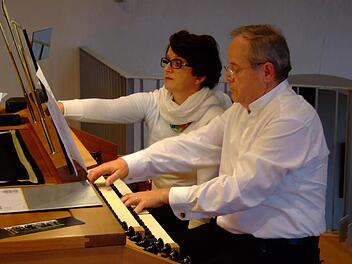 Beim jüngsten Nordhalben Orgelkonzert spielte Dekanatskantor Marius Popp (rechts) ein ungewöhnliches Programm von "festlich bis fetzig". Seine Frau Susanne Popp assistierte an den Noten. Foto: Norbert Neugebauer