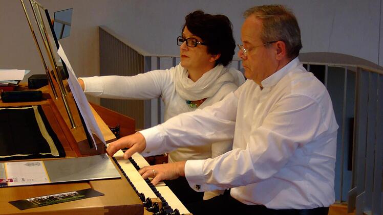 Beim jüngsten Nordhalben Orgelkonzert spielte Dekanatskantor Marius Popp (rechts) ein ungewöhnliches Programm von "festlich bis fetzig". Seine Frau Susanne Popp assistierte an den Noten. Foto: Norbert Neugebauer