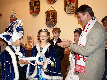 Das Kinderprinzenpaar Elias I. und Lena I. nimmt in Vertretung für das Prinzenpaar Uwe I. und Karin I. den Rathausschlüssel von Bürgermeister Gerhard Wunder entgegen.