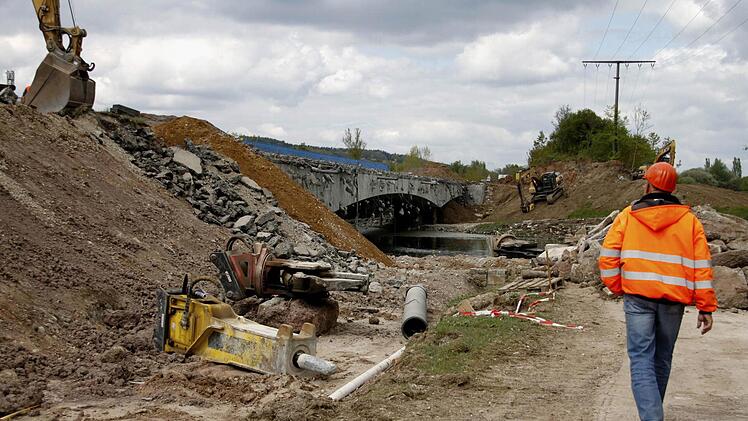 Es passiert viel rund um Ostern: Der erste Brückenabschnitt kann in wenigen Tagen abgerissen werden.