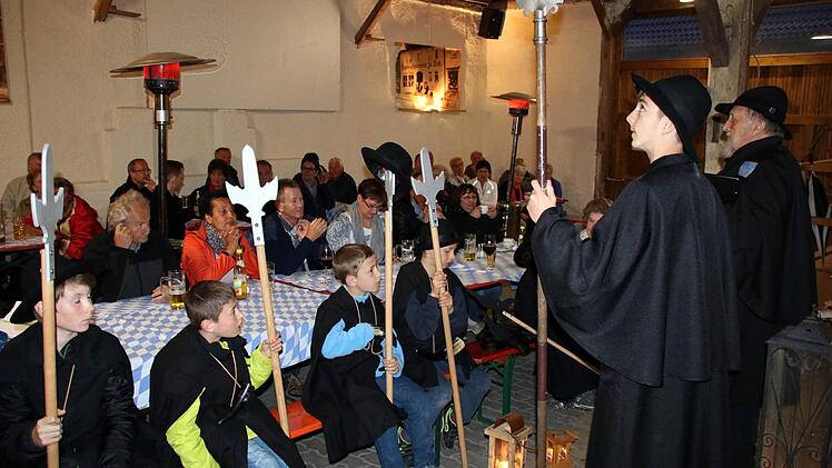 In Bad Rodach sind donnerstags ab sofort wieder die Nachtwächter unterwegs. Wegen des Dauerregens am Donnerstagabend fand der Auftakt nicht am historischen Pulverturm, sondern in der Scheune des Café Faudler statt, wo Karl-Heinz Engelhardt (links) und Samuel Schmidt (rechts) das Publikum mit ihren Versen unterhielten. Auch der fünfjährige José Ramón Kienel (Zweiter von links) ist schon mit Begeisterung dabei. Foto: Bettina Knauth
