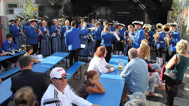 Das Blasorchester spielte unter der Leitung von Christian Baum auf.Foto: Ralf Kestel