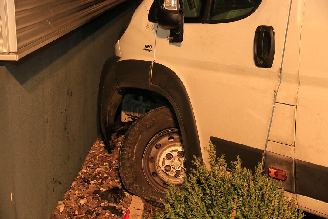 Transporter durchbricht Zaun