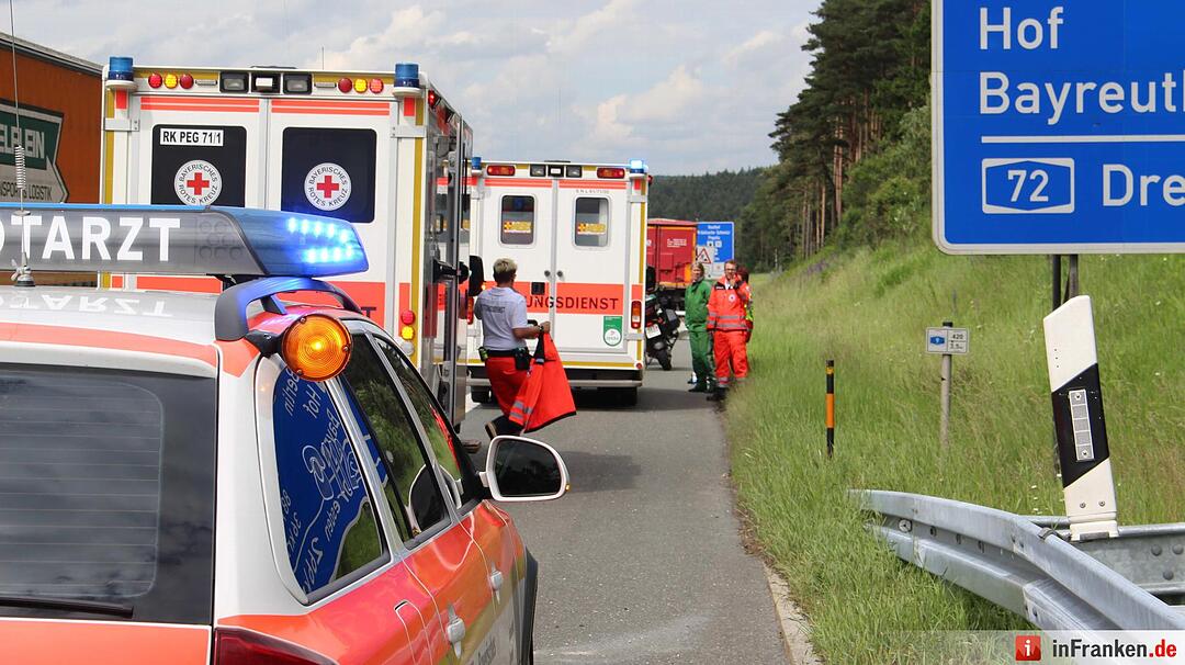 Transporter kollidiert mit Lkw auf der A9 - Kradfahrer stürzt