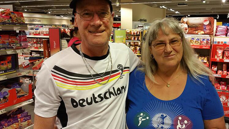 Bernhard und Marcella Köhler (linkes Bild) leben in glücklicher deutsch-italienischer Liebe und schauten sich das Spiel naturalemente daheim an .