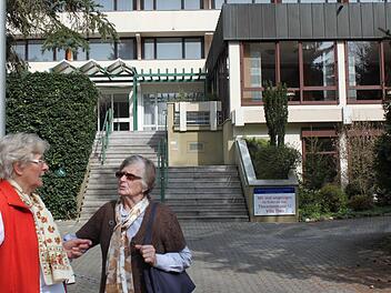 Rosemarie Wagner (links) und Gerda Martin waren vor der Schließung im Januar 2014 im VdK-Kurzentrum zu Gast.  Foto: Thomas Mäuser/Archiv