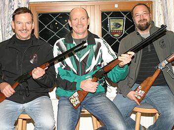 Das Team der SG Ebern holte sich mit 102 Treffern seine fünfte bayerische Meisterschaft mit dem Unterhebelgewehr C nach Ebern. Von links Helmut Stubenrauch, Ralph Schneider und Carsten Präger.  Foto: Wolfgang Dietz