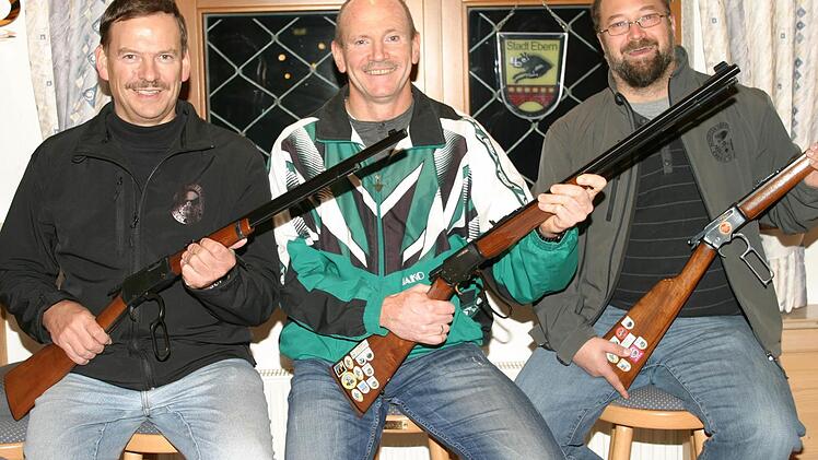 Das Team der SG Ebern holte sich mit 102 Treffern seine fünfte bayerische Meisterschaft mit dem Unterhebelgewehr C nach Ebern. Von links Helmut Stubenrauch, Ralph Schneider und Carsten Präger.  Foto: Wolfgang Dietz
