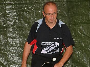 In der 3. Kreisliga West hätte es beinahe die erste Niederlage für den TSV Windheim III gesetzt. Doch beim TSV Stockheim II konnte das Schlussdoppel mit Uwe Motzke (Bild) und Georg Neubauer noch das Unentschieden herstellen. Motzke hatte zuvor bereits seine zwei Einzel gewonnen. Foto: Hans Franz