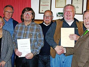 Urkunden und Ehrenzeichen überreichte Kreisvorsitzender Hans Jürgen Amend (rechts) an die Mitgliedsjubilare der Siedlergemeinschaft Sonnefeld (von links): Roswitha Keller, Roland Werner, Horst-Dieter Büchner, Michael Ammon, Günter Ernst.  Foto: K. Oelzner
