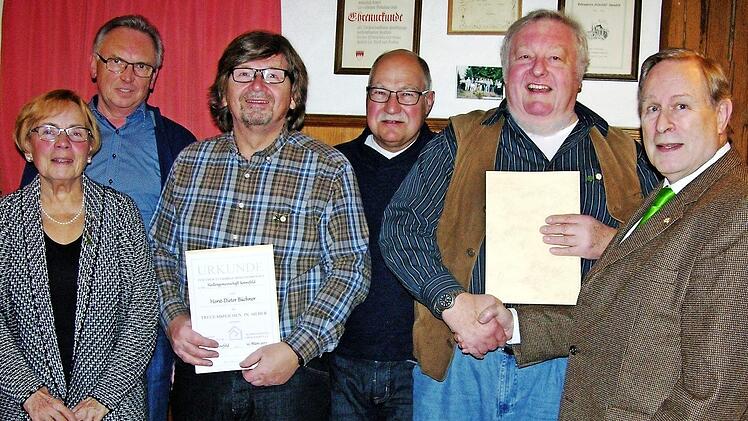 Urkunden und Ehrenzeichen überreichte Kreisvorsitzender Hans Jürgen Amend (rechts) an die Mitgliedsjubilare der Siedlergemeinschaft Sonnefeld (von links): Roswitha Keller, Roland Werner, Horst-Dieter Büchner, Michael Ammon, Günter Ernst.  Foto: K. Oelzner