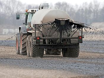 Gülle, die ins Grundwasser versickert, kann für Menschen zum Problem werden.  Foto: Ingo Wagner, dpa