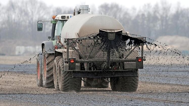 Gülle, die ins Grundwasser versickert, kann für Menschen zum Problem werden.  Foto: Ingo Wagner, dpa