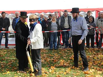 Der Hahnenschlag ist eine weitere Attraktion der Untersiemauer Kirchweih. Viele Besucher kommen auch aus dem Umland nach Untersiemau. Im Ring verbinden Edgar Rödel und Tobias Baum die Augen des "Delinquenten" und drehen ihn um seine eigene Achse.   Foto:  Michael Stelzner