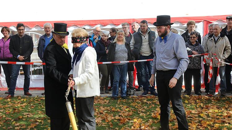 Der Hahnenschlag ist eine weitere Attraktion der Untersiemauer Kirchweih. Viele Besucher kommen auch aus dem Umland nach Untersiemau. Im Ring verbinden Edgar Rödel und Tobias Baum die Augen des "Delinquenten" und drehen ihn um seine eigene Achse.   Foto:  Michael Stelzner