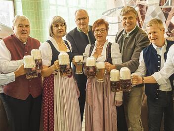 Bewährte Partner im Bierstadel: Die Festwirte stoßen gemeinsam mit den Vertretern der Kulmbacher Brauerei auf die 69. Bierwoche vom 28. Juli bis 5. August 2018 an. Von links: Michael Schmid, Leiter Eventmanagement Kulmbacher Brauerei, Günter Limmer, Rita Hofmann, Matthias Wuschek, Claudia Ohnemüller, Thorsten Müller, Regionalverkaufsleiter, Jan Köpp, Direktor Vertrieb Gastronomie, und Klaus Harreis, Gebietsverkaufsleiter der Kulmbacher Brauerei.Kulmbacher Brauerei