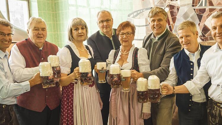 Bewährte Partner im Bierstadel: Die Festwirte stoßen gemeinsam mit den Vertretern der Kulmbacher Brauerei auf die 69. Bierwoche vom 28. Juli bis 5. August 2018 an. Von links: Michael Schmid, Leiter Eventmanagement Kulmbacher Brauerei, Günter Limmer, Rita Hofmann, Matthias Wuschek, Claudia Ohnemüller, Thorsten Müller, Regionalverkaufsleiter, Jan Köpp, Direktor Vertrieb Gastronomie, und Klaus Harreis, Gebietsverkaufsleiter der Kulmbacher Brauerei.Kulmbacher Brauerei