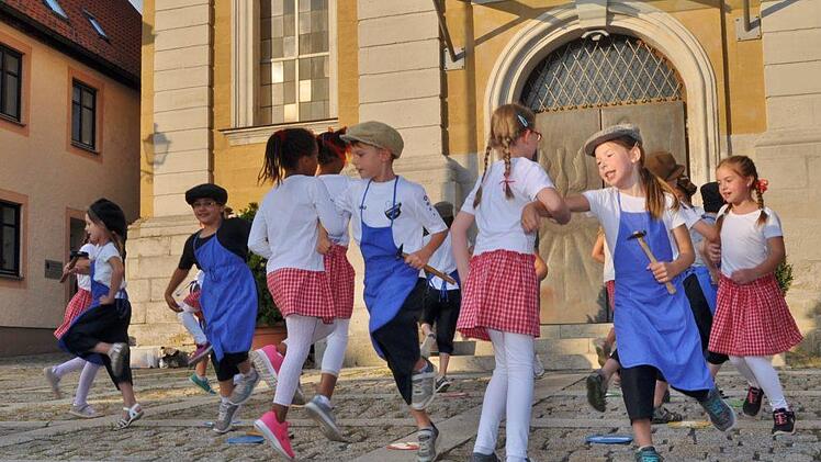 Der Schustertanz der Grundschulkinder war wie ein  besonderer Hingucker. Foto: Ingrid Kohles