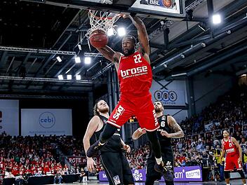 Cliff Alexander stopft im Hinspiel den Ball in den Ring - die lange Garde der Hessen mit John Bryant (hinten links) und Mahir Agva hat das Nachsehen. Foto: Daniel Löb