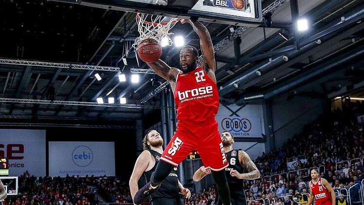 Cliff Alexander stopft im Hinspiel den Ball in den Ring - die lange Garde der Hessen mit John Bryant (hinten links) und Mahir Agva hat das Nachsehen. Foto: Daniel Löb