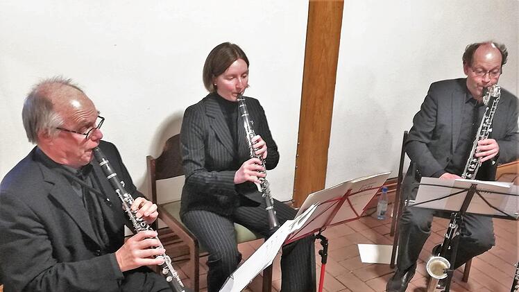 Ein Klarinetten-Trio des Würzburger Orchesters "Con Brio" spielte zur Ausstellungseröffnung.  Sigismund von Dobschütz
