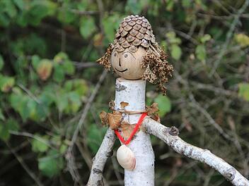 Rund um die Ruine der Michelsbergkirche gibt es jetzt kleine Leute aus Holz. Heike Beudert