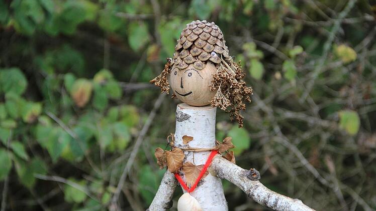 Rund um die Ruine der Michelsbergkirche gibt es jetzt kleine Leute aus Holz. Heike Beudert