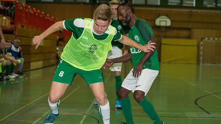 Keine Probleme hatte der SV Friesen um Johannes Emrich in der Vorrunde vor einer Woche gegen den FC Redwitz und alle anderen Kontrahenten: fünf Siege in fünf Spielen mit 20:0 Toren.  Foto: Heinrich Weiß