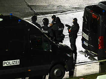Hamburger Flughafen gesperrt - Bewaffneter hat Tor durchbrochen
