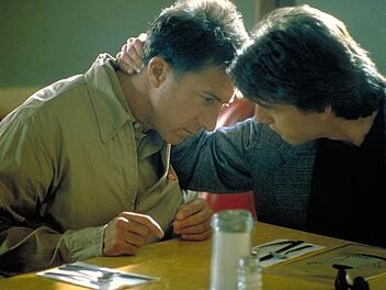 Tiefe br&uuml;derliche Liebe entwickelt sich zwischen den ungleichen Br&uuml;dern Charlie (Tom Cruise, rechts) und Raymond (Dustin Hoffman).