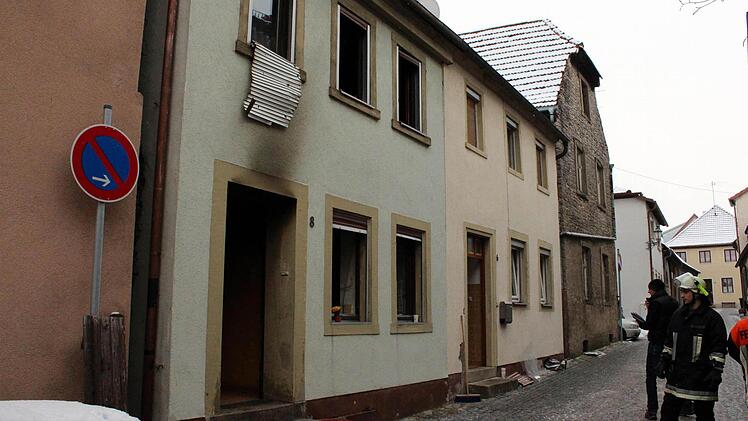Die Feuerwehr konnte im eng bebauten Altstadtgebiet ein Übergreifen des Feuers auf die Nachbargebäude verhindern.  Foto: Pfannes