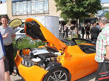 Hingucker an diesen Samstag ist eindeutig der Roadster von Tesla Motors. Fotos: Gerda Völk