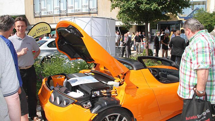 Hingucker an diesen Samstag ist eindeutig der Roadster von Tesla Motors. Fotos: Gerda Völk