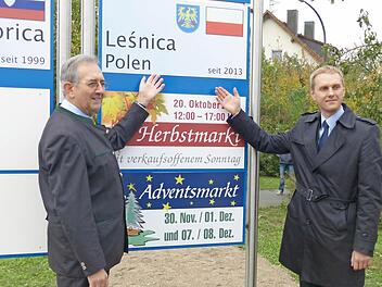 "Unsere Gemeinden sind jetzt Partner", signalisieren Hirschaid Bürgermeister Andreas Schlund (links) und sein Amtskollege Lukasz Jastrzembski aus Lesnica Foto: Andrea Spörlein