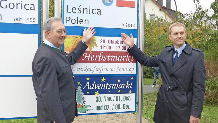 "Unsere Gemeinden sind jetzt Partner", signalisieren Hirschaid Bürgermeister Andreas Schlund (links) und sein Amtskollege Lukasz Jastrzembski aus Lesnica Foto: Andrea Spörlein