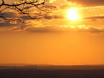 Ein Idyll? Wer in der Abenddämmerung vom Schwanberg aus Richtung Würzburg schaut, der sieht einige Windmühlen. Sind es die letzten ihrer Art, die in der Region gebaut wurden? Foto: Diana Fuchs