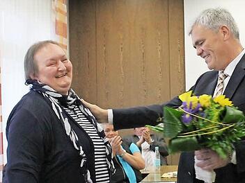 Auch ein wenig emotional: Bei der Verabschiedung von Marktgemeinderätin Barbara Schmittinger war Bürgermeister Bernhard Storath sichtlich berührt. Für alle sieben Räte fand der Bürgermeister freundliche Worte.  Fotos: Thomas Heuchling