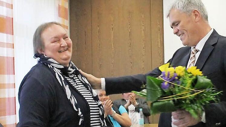 Auch ein wenig emotional: Bei der Verabschiedung von Marktgemeinderätin Barbara Schmittinger war Bürgermeister Bernhard Storath sichtlich berührt. Für alle sieben Räte fand der Bürgermeister freundliche Worte.  Fotos: Thomas Heuchling