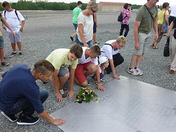 Die Gedenkplatte in Buchenwald ist genau 37 Grad warm. Die Jugendlichen aus Eltmann fühlen die Temperatur. Foto: privat