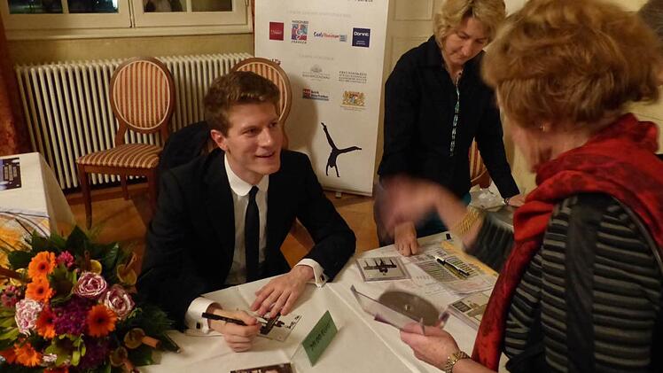 Alexander Krichel signierte in der Pause CDs. Der Andrang bei dem jungen Solisten war groß.  Foto: Christian Dijkstal