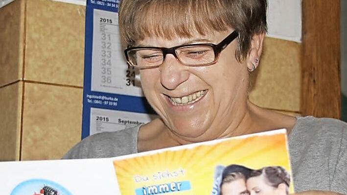 Brigitte Adler freut sich über die außergewöhnliche Glückwunschkarte.  Fotos: Michael Busch