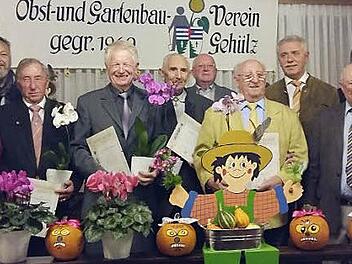 Für langjährige Treue geehrt (v. l.): Arnold Schrepfer, Roland Hagen, Lothar Biesenecker, Hans-Werner Weber, Max Biesenecker, Michael Feuerpfeil, Armin Weber, Hans Simon Eugen Krupp, Fritz Pohl  Fotos: K.- H. Hofmann
