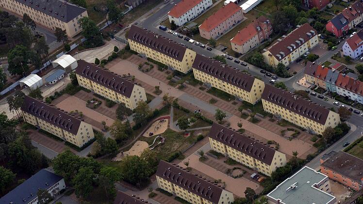 Acht Wohnblocks und drei Boardinghäuser will die Stadt vom Bund kaufen. Jetzt bremst ausgerechnet der Freistaat, der in einer Vereinbarumg versprochen hatte, die Übernahme zu beschleunigen.  Foto: Rinklef