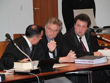 Sieben Jahre Gefängnis wegen schweren Betrugs: Der Ex-Anwalt aus Kulmbach - hier zusammen mit seinen beiden Verteidigern Walter Bagnoli (links) und Stephan Scherdel - wird gegen das Urteil der Wirtschaftsstrafkammer Hof Revision einlegen. Die Entscheidung des Bundesgerichtshof - wohl nicht vor einem halben Jahr - muss er im Gefängnis abwarten. Foto: Stephan Tiroch