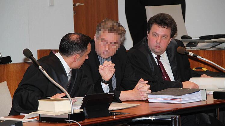 Sieben Jahre Gefängnis wegen schweren Betrugs: Der Ex-Anwalt aus Kulmbach - hier zusammen mit seinen beiden Verteidigern Walter Bagnoli (links) und Stephan Scherdel - wird gegen das Urteil der Wirtschaftsstrafkammer Hof Revision einlegen. Die Entscheidung des Bundesgerichtshof - wohl nicht vor einem halben Jahr - muss er im Gefängnis abwarten. Foto: Stephan Tiroch