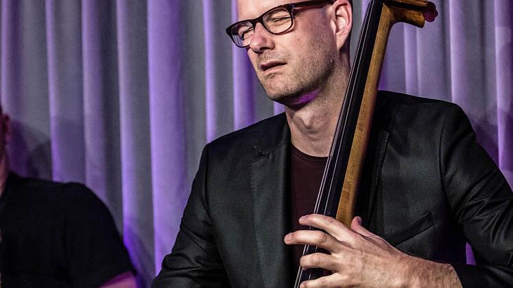 Am Kontrabass: Sven FallerFoto: Jochen Berger