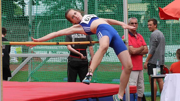 Sophia Konopka vom TSV Kissingen verpasste im Hochsprung und Weitsprung der Schülerinnen W14 als jeweils Zweite nur denkbar knapp den Sieg. Foto: Reinhold Nürnberger