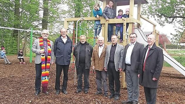 Auf dem Bild von links: Pfarrer Axel Bertholdt, Pfarrer Peter Brandl, Werner Preißinger, Karl Germerot, Alfred Saam, Erwin Urban und Meinhard Meinel  Foto: privat