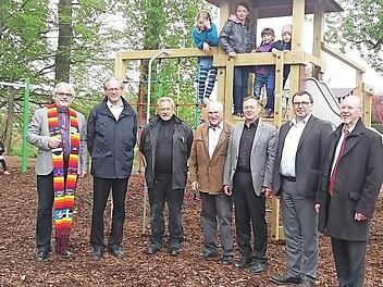 Auf dem Bild von links: Pfarrer Axel Bertholdt, Pfarrer Peter Brandl, Werner Preißinger, Karl Germerot, Alfred Saam, Erwin Urban und Meinhard Meinel  Foto: privat