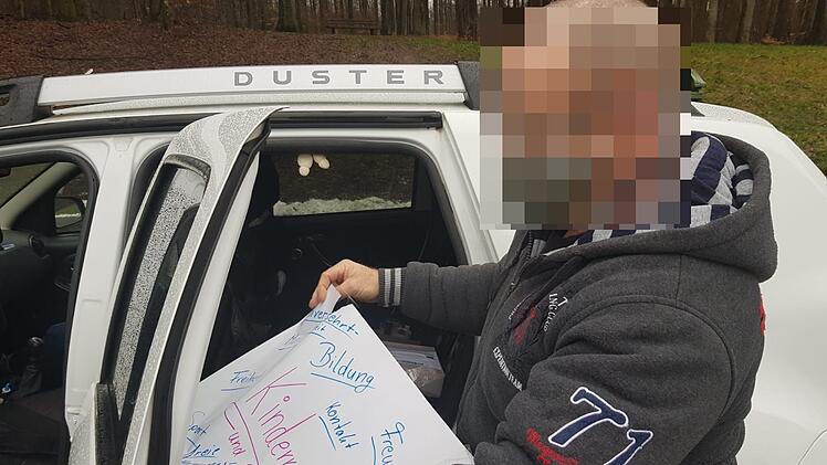 Mann muss Banner entfernen